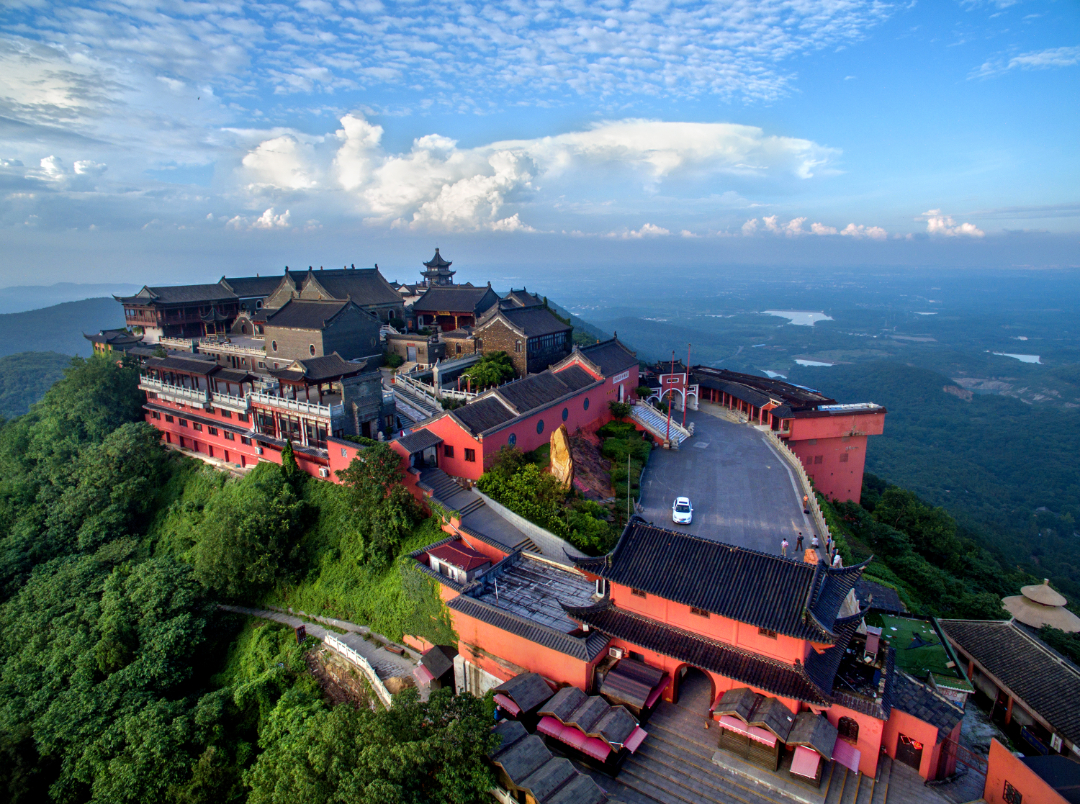 《秀丽茅山顶宫》曹小华13775394995.jpg